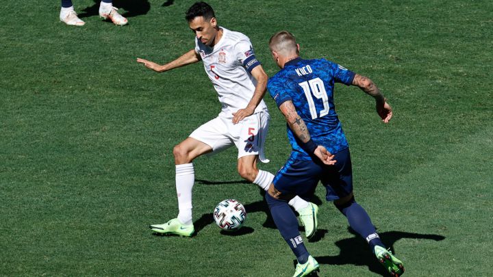 Busquets pugna con un balón con Juraj Kucka durante el partido entre Eslovaquia y España.