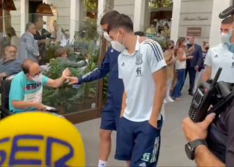 Indignación en redes con la Selección: solo 4 se pararon con una persona en silla de ruedas