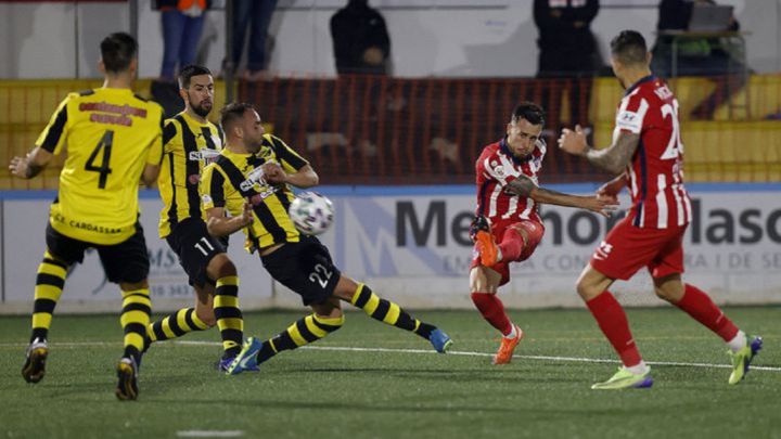 Ricard en una acción en su debut con el Atlético en Copa ante el Cassadar. Le pretenden e,l Burgos, el Nimega y el Braga.