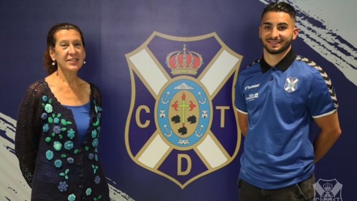Jérémy Mellot posa junto al escudo del CD Tenerife como nuevo jugador del club tinerfeño.