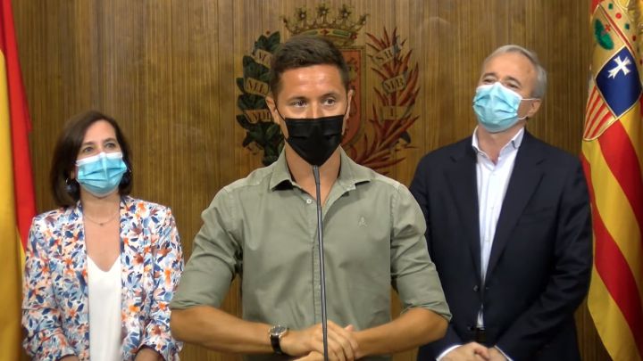 Ander Herrera, junto a Sara Fernández y Jorge Azcón, tras ser nombrado pregonero de las Fiestas del Pilar 2021.