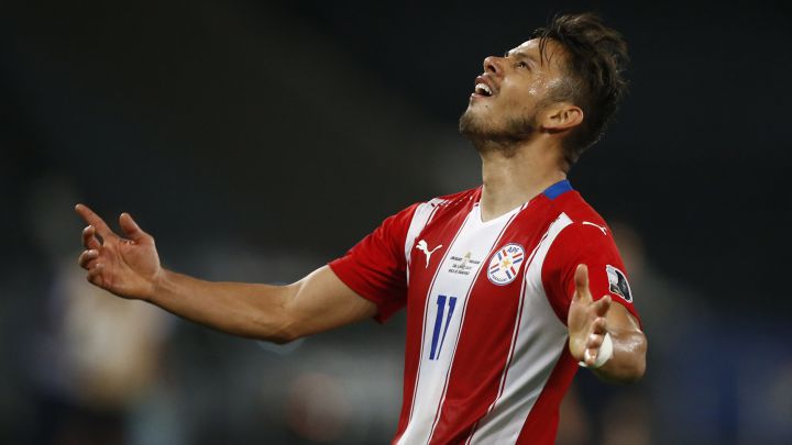 Ángel Romero tras la sombra de Almirón