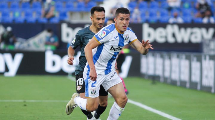 La renovación de Bustinza desactiva la prioridad del lateral derecho