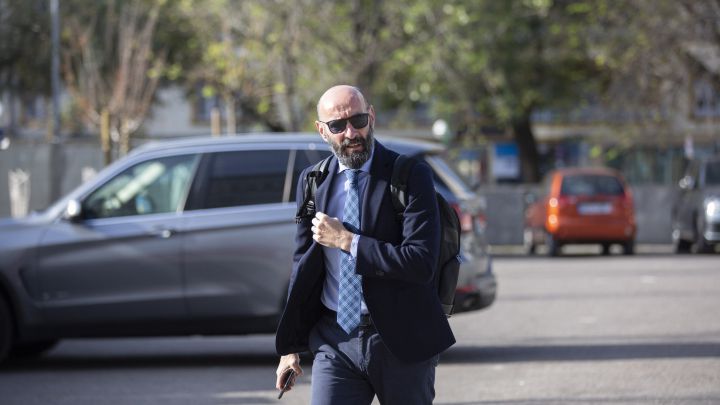 El director deportivo del Sevilla, que nunca tardó tanto en traer algún fichaje, espera a que caigan otras 'fichas' que arrastrarán a De Jong o Koundé.
