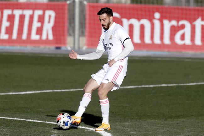 Mario Gila juega el balón en el Real Madrid Castilla-Las Rozas de Segunda B.