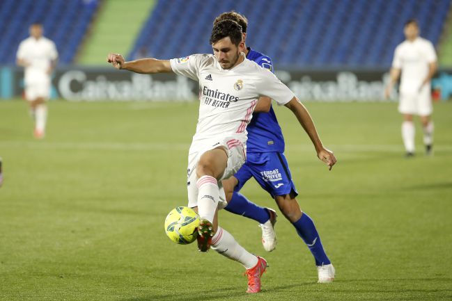 Víctor Chust se anticipa a Mata en el Getafe-Real Madrid.