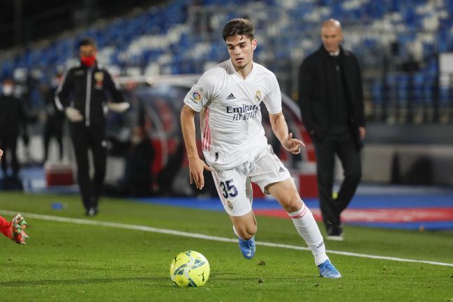 Miguel Gutiérrez conduce el balón por la banda izquierda en el Real Madrid-Sevilla de LaLiga Santander.