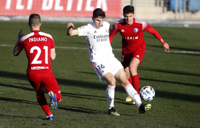 Morante controla el balón en el Real Madrid Castilla-Las Rozas.