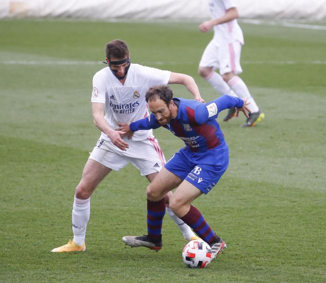 Juanmi Latasa presiona a un jugador del Poblense.
