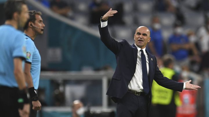 Roberto Martínez da órdenes a sus jugadors durante los cuartos de final de la Eurocopa 2020 entre Bélgica e Italia.