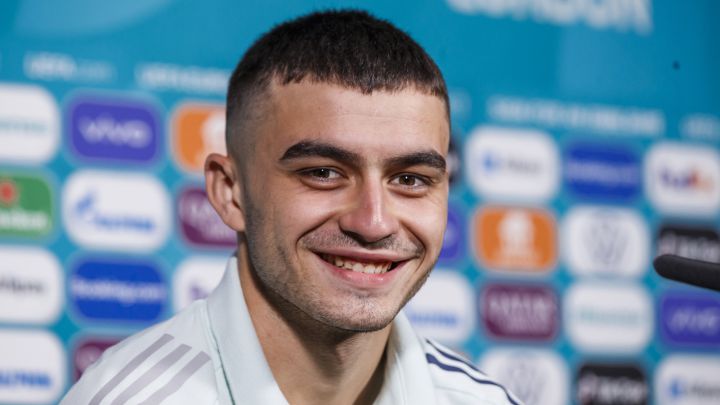 Pedri en rueda de prensa con la Selección.