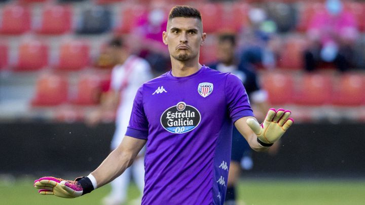 Ander Cantero, portero del CD Lugo, durante un partido de LaLiga Smartbank ante el Rayo Vallecano.