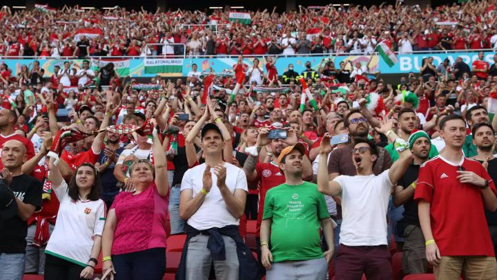 Los aficionados húngaros durante un partido de la Eurocopa 2020 en el Puskas Arena.