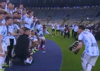 Messi y su beso a la Copa América antes de levantarla