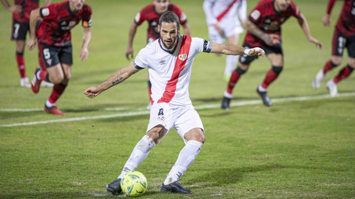 Mario Suárez, lanzando un penalti con el Rayo.