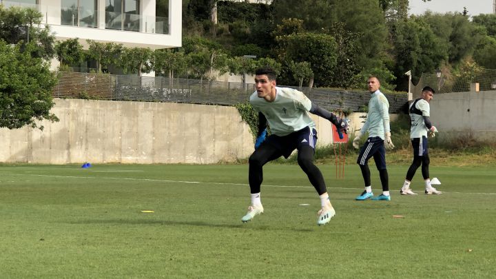 El guardameta Matías Dituro se ejercita durante la concentración del Celta en Marbella.