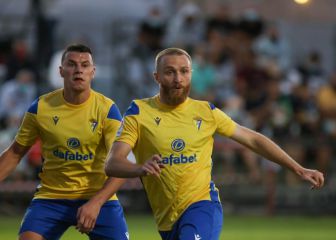 El Cádiz golea al Barbate con dobletes de Malbasic y Osmajic