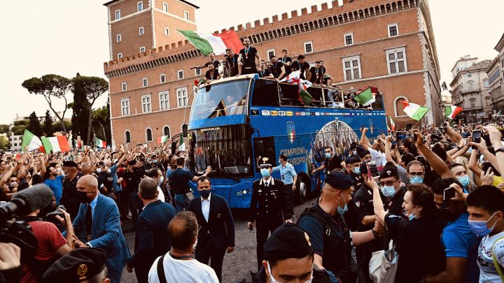 El bus de la ‘Azzurra’ provoca un lío institucional
