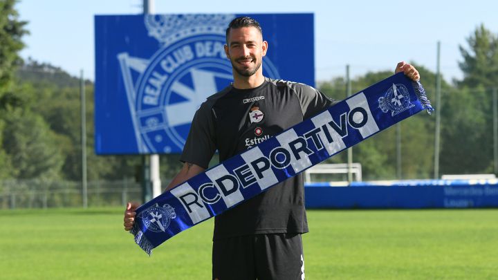 Ian Mackay, posando con la bufanda del Deportivo en su presentación.