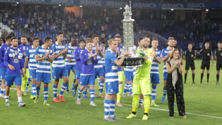 El Deportivo posa con el trofeo Teresa Herrera de 2019 que conquistó ante el Betis (1-0).