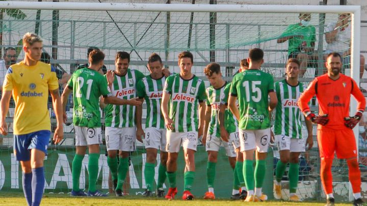 El Cádiz cae derrotado ante el Sanluqueño con gol del eterno Dani Güiza