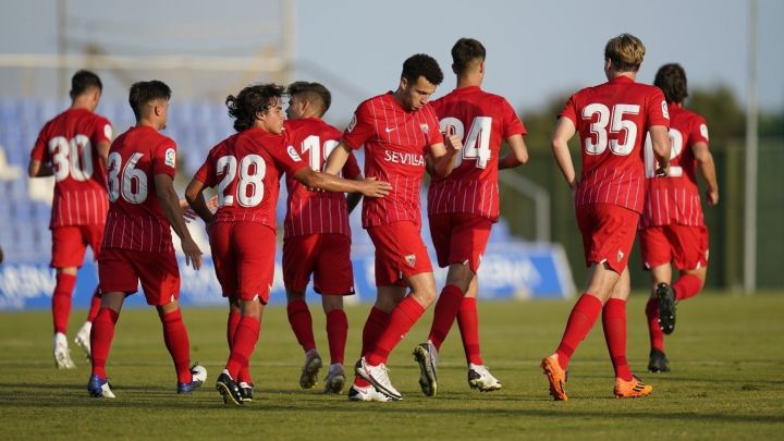 Oussama Idrissi, que marcó un golazo de falta al Coventry, se empeña a convencer a Lopetegui y quedarse en el Sevilla. Acortó sus vacaciones una semana.