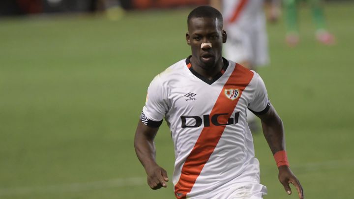 Luis Advíncula conduce el balón Rayo Vallecano Primera