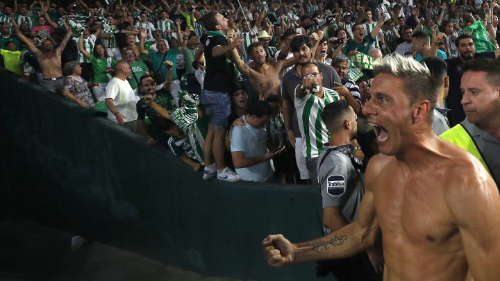 El capitán del Betis Joaquín Sánchez cumple las 4 décadas y jugará hasta 2022 en el Betis. As repasa su carrera como futbolista y también como showman.