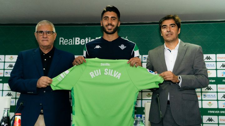 El director deportivo del Betis confirma que no se podrá traer un defensa central hasta que no se produzca alguna salida que libere límite salarial.