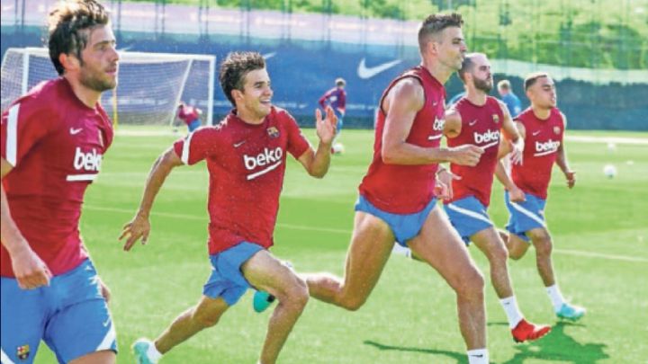 Sergi Roberto, Riqui, Piqué, Pjanic y Dest en un entrenamiento de esta semana.