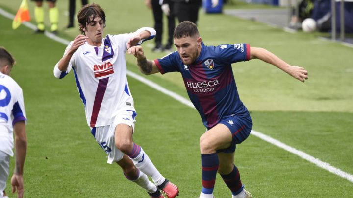 Javi Galán conduce el balón en presencia de Bryan Gil