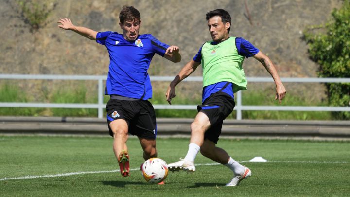 Aihen Muñoz y David Silva, jugadores de la Real Sociedad, durante una sesión de entrenamiento de la pretemporada con el conjunto donostiarra.