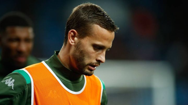 Sergio Canales está destinado a ocupar el lugar de Mandi entre los que deben portar el brazalete del Betis aunque ya lo ha llevado en partidos sueltos.