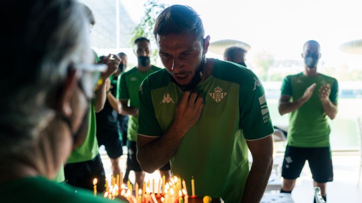 El capitán del Betis Joaquín Sánchez recibió una sorpresa de sus compañeros en la Ciudad Deportiva. FIFA, UEFA y LaLiga, entre otros muchos, se acordaron.