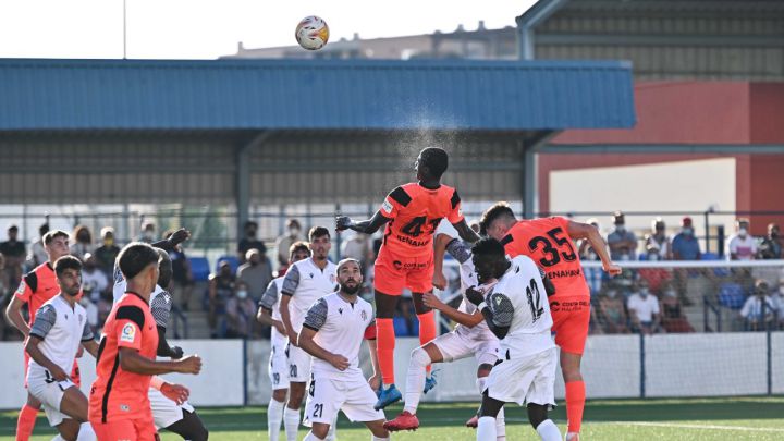 El Málaga más canterano somete a un valiente Vélez en el debut de José Alberto