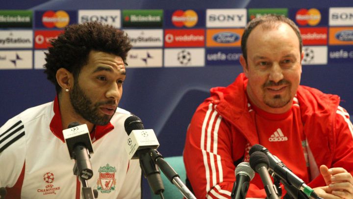 Jermaine Pennant y Rafa Benítez, ex jugador y ex entrenador del Liverpool, durante una rueda de prensa.