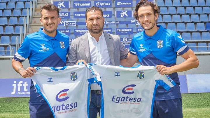 Elady Zorrilla y Álex Corredera posan con la camiseta del CD Tenerife en su presentación.