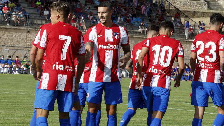 Hermoso tiende la mano al Cholito, Giuliano Simeone, en el 0-1 del Atlético al Numancia en Burgo de Osma.
