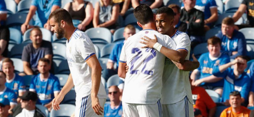 Isco felicita a Rodrygo tras el 0-1.