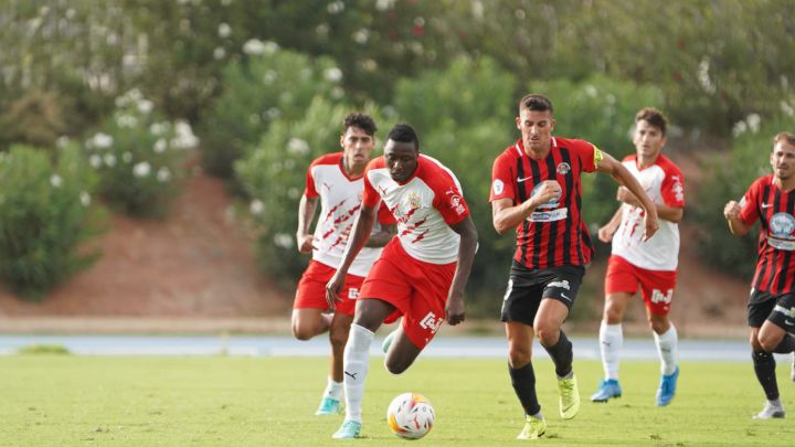 Lazo rescata con un triplete a un Almería con Sadiq expulsado