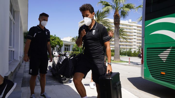 Luis Milla llegando a la concentración en el Marbella Center.
