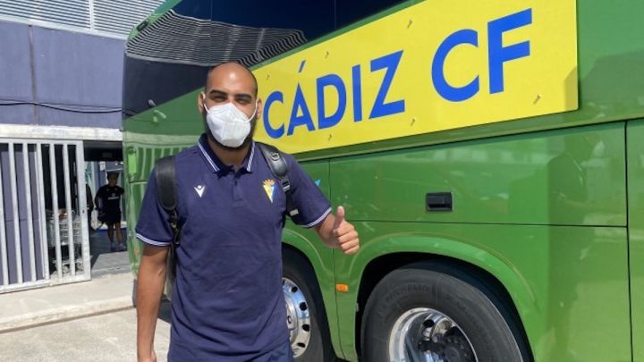 'Fali', jugador del Cádiz CF, se dispone a subir al autobús del equipo para viajar a Marbella.