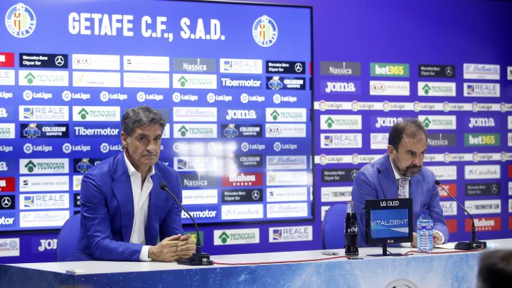 Míchel González durante su rueda de prensa de presentación, al lado de Ángel Torres, presidente del Getafe CF.