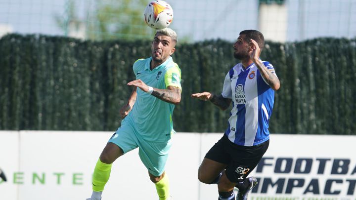 Monchu controla el balón durante el partido.