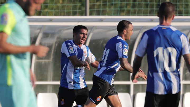 Víctor Gómez y Raúl de Tomás, tras el gol del Espanyol ante el Granada.