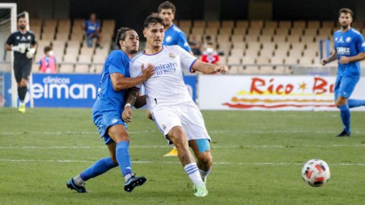 Una jugada del Xerez Deportivo FC-Real Madrid Castilla, 31ª edición del Trofeo de la Vendimia.