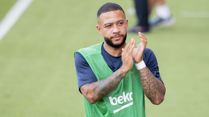 Memphis se ve en un ataque con Messi y el Kun