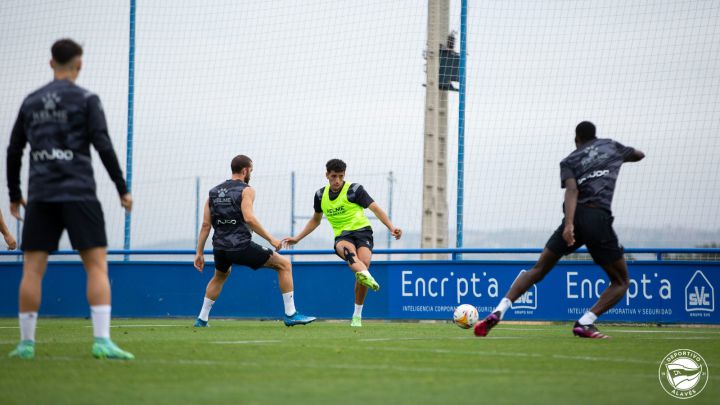 Los jugadores del Deportivo Alavés entrenan en la ciudad deportiva.