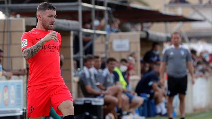 Javi Galán controla el balón durante el amistoso disputado ante Osasuna