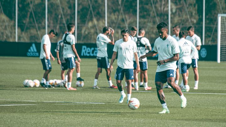 Renato Tapia golpea el balón durante un entrenamiento del Celta en esta pretemproada.